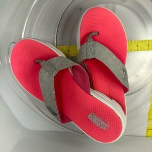 SKECHERS Goga Mat Pink Flip Flop Fabric Women Sandals Size 8.5 M